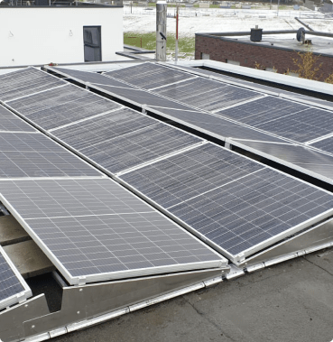 Private Solaranlage auf einem Flachdach mit 8 kWp und Speicher